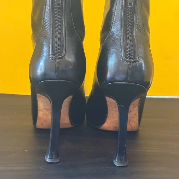 Manolo Blahnik Black Leather Ankle Boots 8/38 - Picture 4 of 6